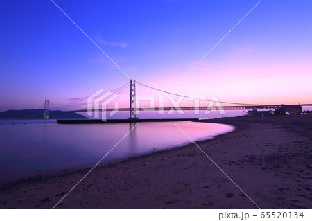 夕暮れ染まる明石海峡大橋とアジュール舞子の砂浜 65520134