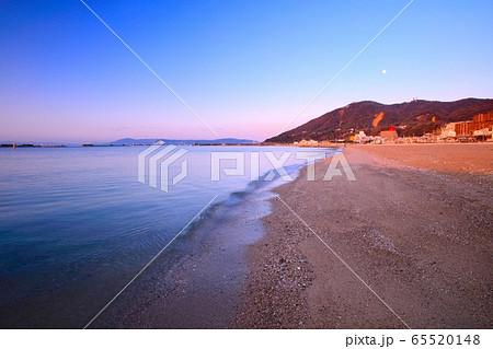 静けさ漂う朝光を浴びる須磨海岸と朝月、遠景に明石海峡大橋、淡路島 静けさ漂う朝光を浴びる須磨海岸と朝月、遠景に明石海峡大橋、淡路島 65520148