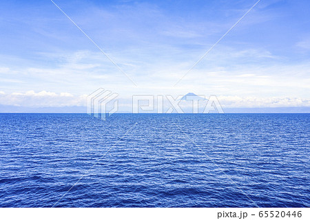 駿河湾を航行する船より富士山を望む 65520446