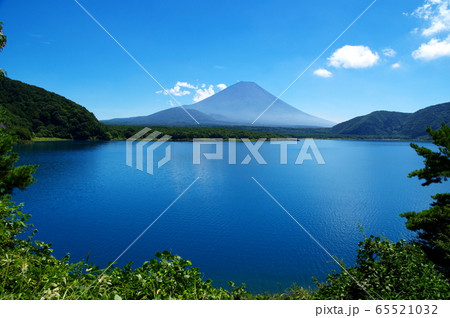 本栖湖と富士山（山梨県富士河口湖町／身延町） 65521032