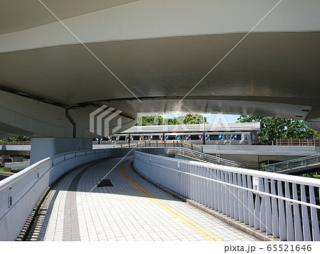 横浜シーサイドライン鳥浜駅から三井アウトレットパーク横浜ベイサイドへの連絡橋の写真素材