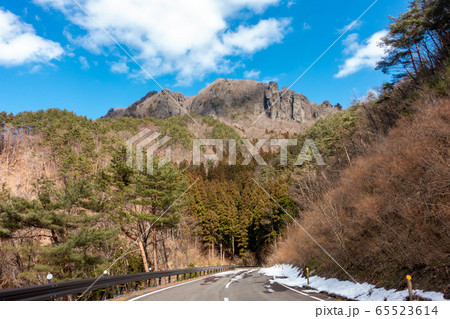 福島県伊達市と相馬市との境にそびえる標高825m名勝霊山りょうぜん天下の景勝地 65523614