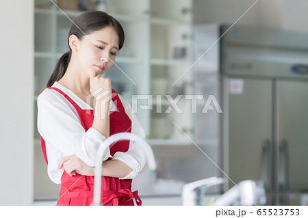 キッチンで悩む女性 キッチンで悩む女性 65523753