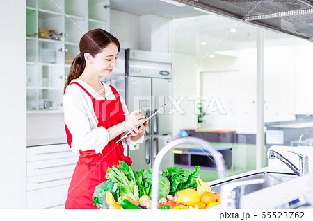 女性 キッチン 女性 キッチン 65523762