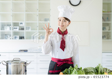 OKする女性調理師 OKする女性調理師 65523774