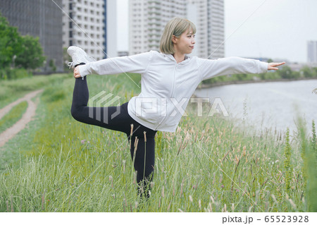 屋外で運動をする女性 屋外で運動をする女性 65523928