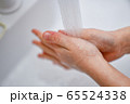 手洗いする子どもの手 手洗いする子どもの手 65524338