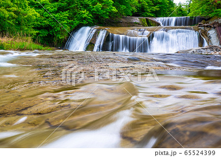 新緑の滑津大滝　白石川の流れ　宮城県七ヶ宿町 65524399