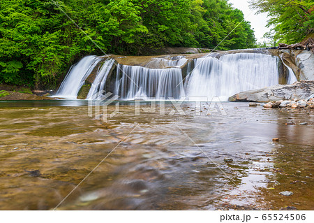 新緑の滑津大滝 白石川の流れ 宮城県七ヶ宿町 新緑の滑津大滝 白石川の流れ 宮城県七ヶ宿町 65524506