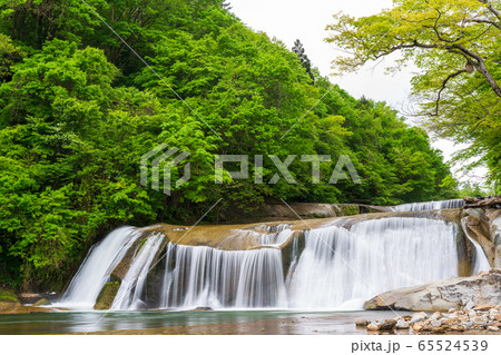 新緑の滑津大滝　白石川の流れ　宮城県七ヶ宿町 65524539
