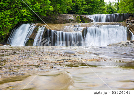 新緑の滑津大滝　白石川の流れ　宮城県七ヶ宿町 65524545