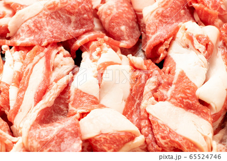 牛肉のアップ。(国産黒毛和牛･切り落とし) 65524746