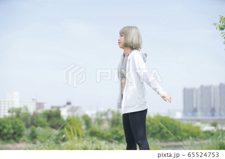 屋外で運動をする女性 65524753