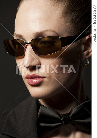 Portrait of Beautiful young woman in sunglasses 65525577