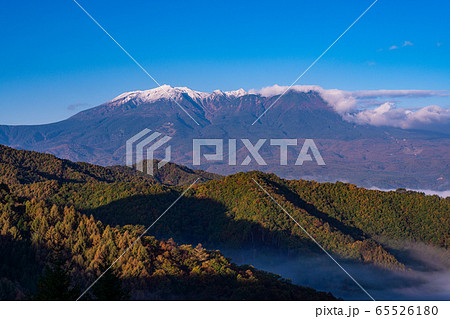 （長野県）雲海に包まれた開田高原、木曽の御嶽山 65526180