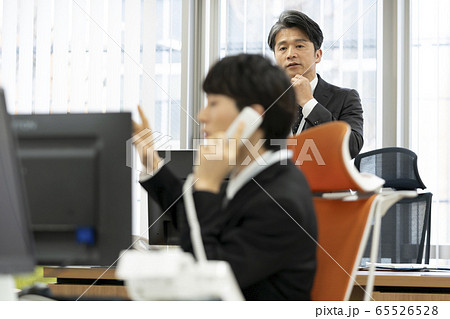 ビジネスシーン 上司と部下 イメージ ビジネスシーン 上司と部下 イメージ 65526528