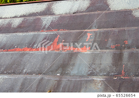 塗料の剥がれかけた屋根 65526654