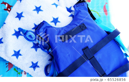 ライフジャケットとゴーグルを持って水遊びの準備 ライフジャケットとゴーグルを持って水遊びの準備 65526856