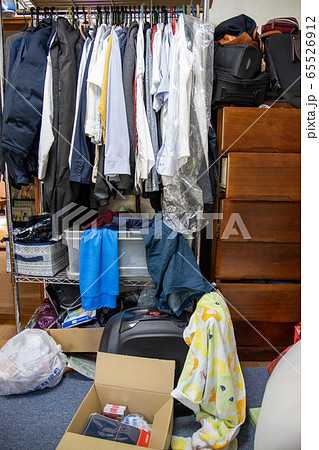 散らかった若者の部屋 65526912