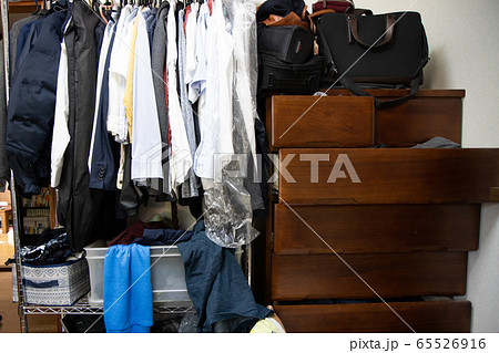 散らかった若者の部屋 散らかった若者の部屋 65526916