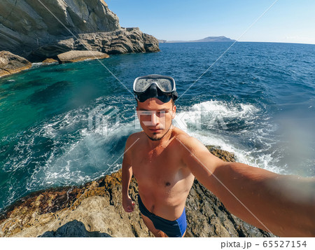 sports the man in the mask for Snorkelling taking a selfie sports the man in the mask for Snorkelling taking a selfie 65527154