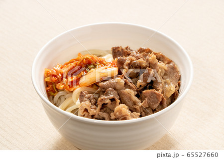 牛肉･キムチトッピングぶっかけうどん(冷)。 65527660