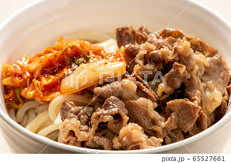 牛肉･キムチトッピングぶっかけうどん(冷)。 65527661