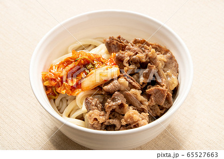 牛肉･キムチトッピングぶっかけうどん(冷)。 65527663