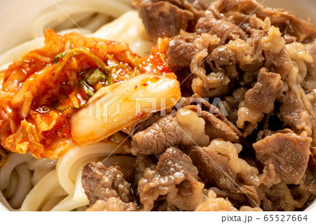 牛肉･キムチトッピングぶっかけうどん(冷)。 65527664