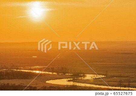 釧路湿原と夕日 65527675