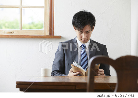 スーツを着た若い男性 65527743
