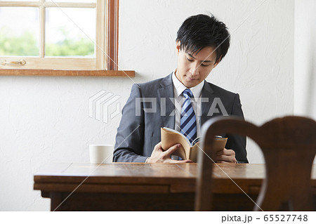スーツを着た若い男性 65527748