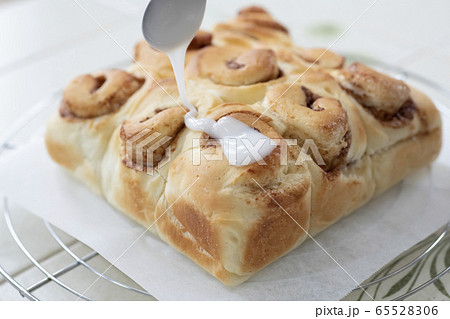 おうちでパン作り シナモンロールブレッド アイシングをかけるシーン おうちでパン作り シナモンロールブレッド アイシングをかけるシーン 65528306