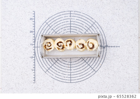おうちでパン作り　コーヒーロールブレッドを作る工程　6-カットした生地を型に並べる 65528362