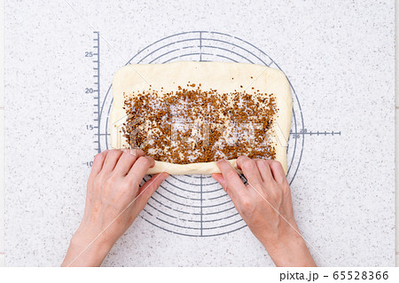 おうちでパン作り コーヒーロールブレッドを作る工程 4-生地を巻く おうちでパン作り コーヒーロールブレッドを作る工程 4-生地を巻く 65528366