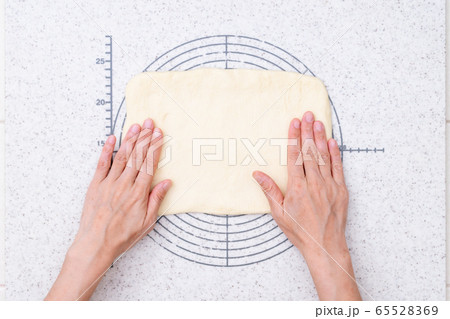 おうちでパン作り コーヒーロールブレッドを作る工程 1-生地を四角にのばす おうちでパン作り コーヒーロールブレッドを作る工程 1-生地を四角にのばす 65528369