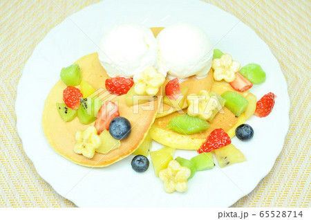 アイスクリームとフルーツをのせたパンケーキ アイスクリームとフルーツをのせたパンケーキ 65528714