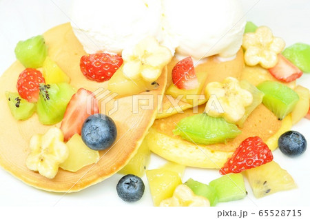 アイスクリームとフルーツをのせたパンケーキ アイスクリームとフルーツをのせたパンケーキ 65528715