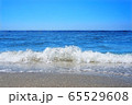 海_砂浜波打ち際 65529608