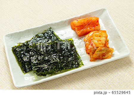 韓国風おつまみ三種盛り合わせ 韓国海苔 カクテキ 大根キムチ 白菜キムチ の写真素材
