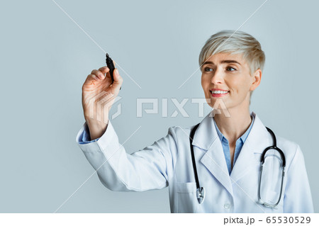 Diagnostics concept. Woman doctor write with marker on virtual board 65530529