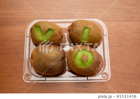 VIO脱毛イメージ　キウイフルーツ　毛のある果物 65531456