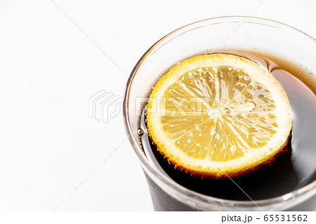 コーラに浮かべられたレモン(スライス)。 65531562