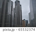 東京新宿のビル街 65532374