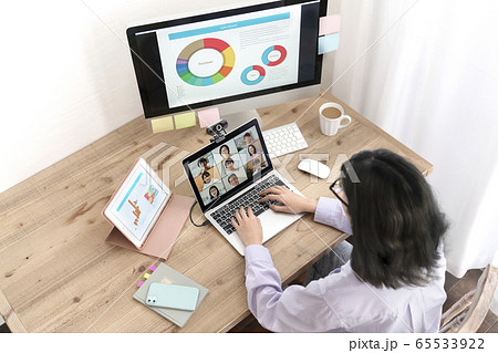 ウェブ会議 テレワーク中の若い女性 イメージ ウェブ会議 テレワーク中の若い女性 イメージ 65533922