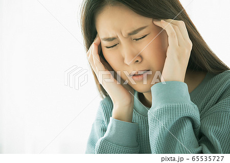 若い　女性　頭痛　発熱　病気　体調不良　辛い　痛み　人物　素材 65535727
