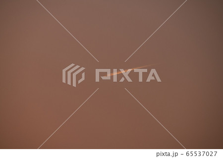 日本の東京都市景観　コロナで大気汚染緩和？・視界良好・一筋の光明・夕焼けに映える遥か彼方の飛行機雲 65537027