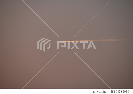 日本の東京都市景観　コロナで大気汚染緩和？・視界良好・一筋の光明・夕空に映える遥か彼方の飛行機雲 65538646