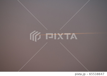 日本の東京都市景観　コロナで大気汚染緩和？・視界良好・一筋の光明・夕空に映える遥か彼方の飛行機雲 65538647