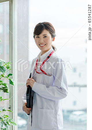医療施設  女性  白衣 65541287